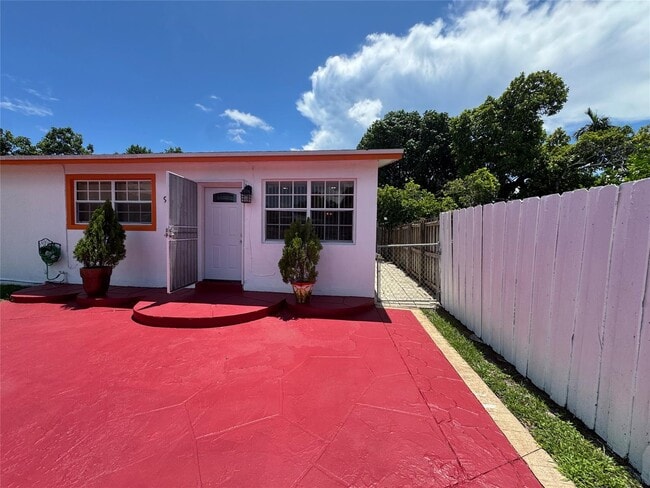 Primary Photo - 910 NW 43rd St