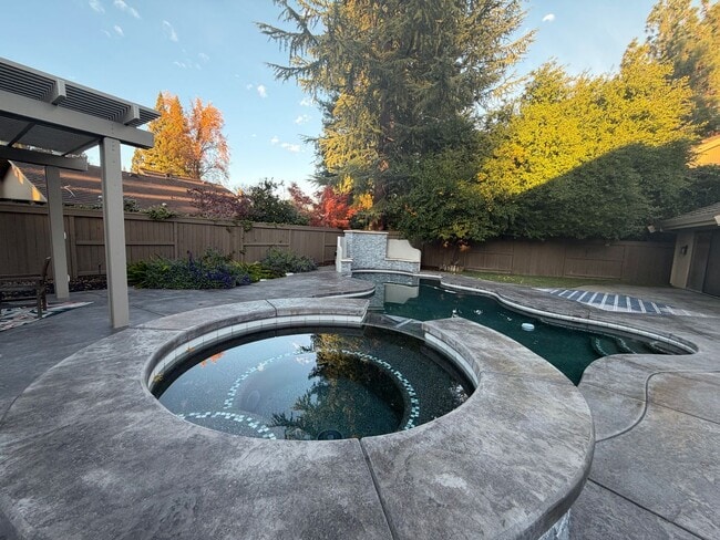 Building Photo - Gorgeous 3-Bedroom House in Gold River with pool