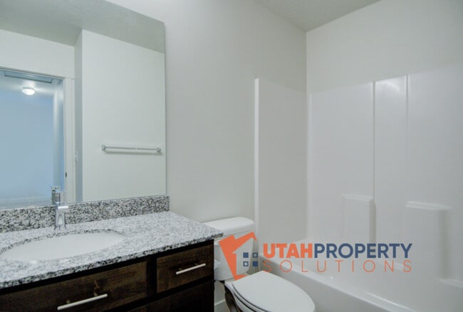 Building Photo - 1055 W 400 S