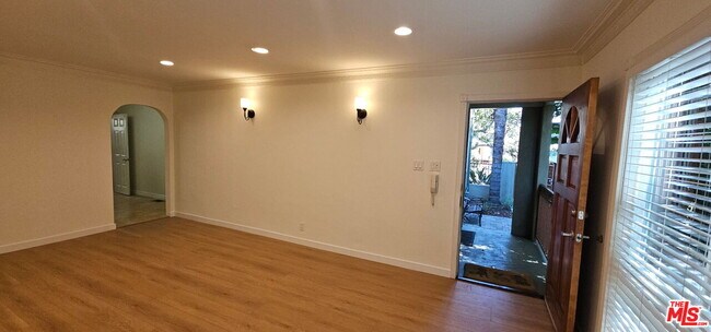 Building Photo - 451 S Doheny Dr
