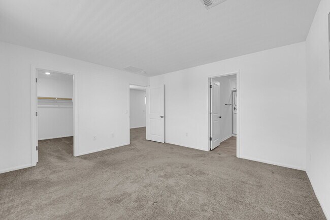 Building Photo - Don't miss out on this cozy 3-bedroom, 2-s...