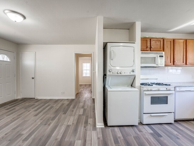 Building Photo - 2 Bedroom, 1 Bath Home in Shawnee!