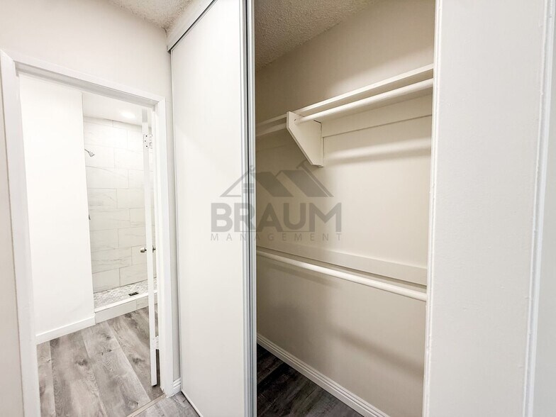 Building Photo - 6039 Whitsett Ave
