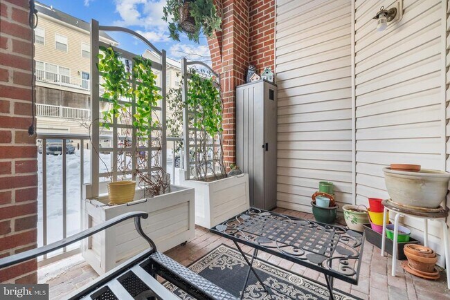 Building Photo - 4951 Brenman Park Dr