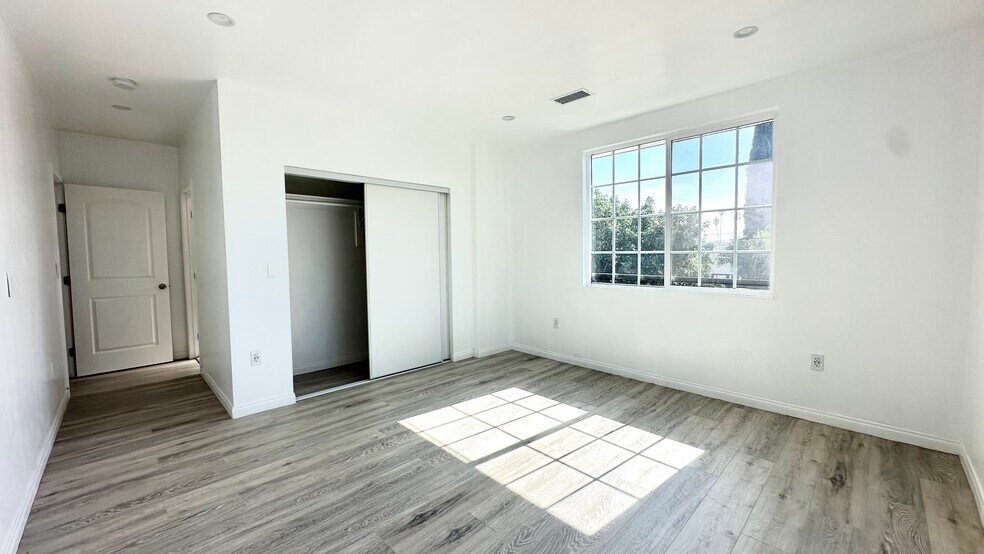 Building Photo - 16023 Wyandotte St