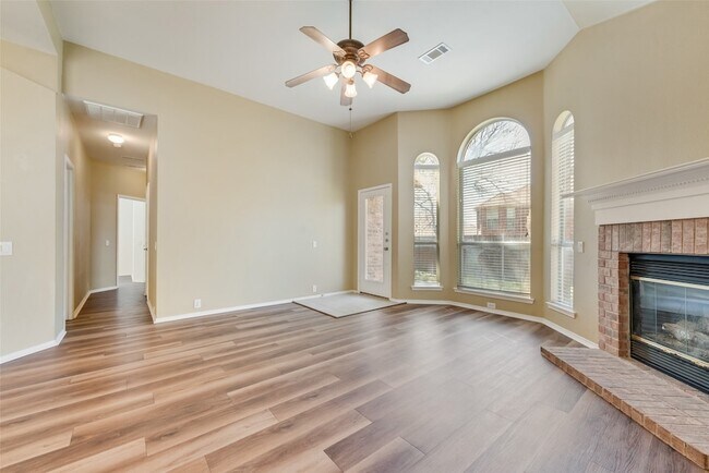 Building Photo - 2600 Spring Dr