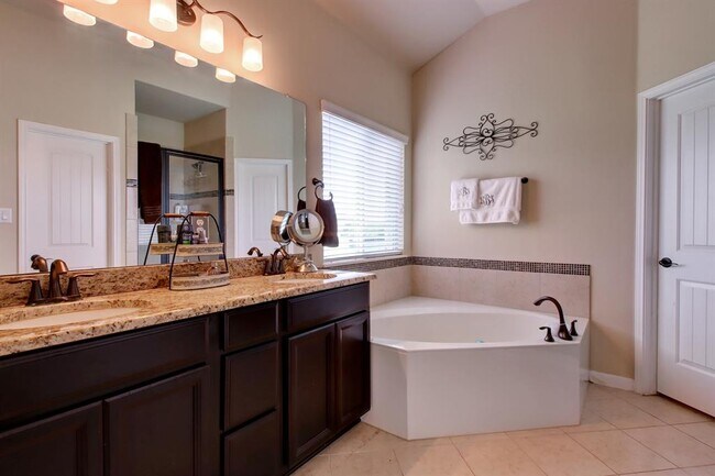 Building Photo - 323 Chisholm Trail