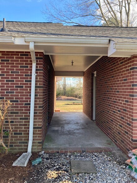 Breezeway to garden space and backyard - 2227 Wildcat Creek Rd