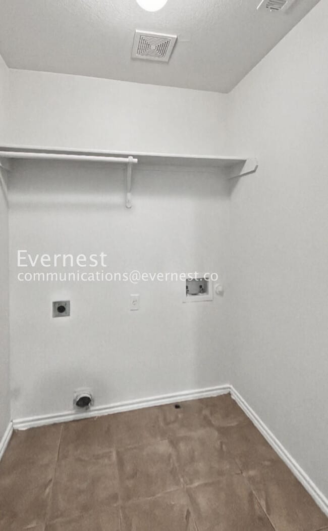 Building Photo - Charming 4-Bedroom Haven with Fireplace and Serene Outdoor Living / Pet-Friendly / Available Now!