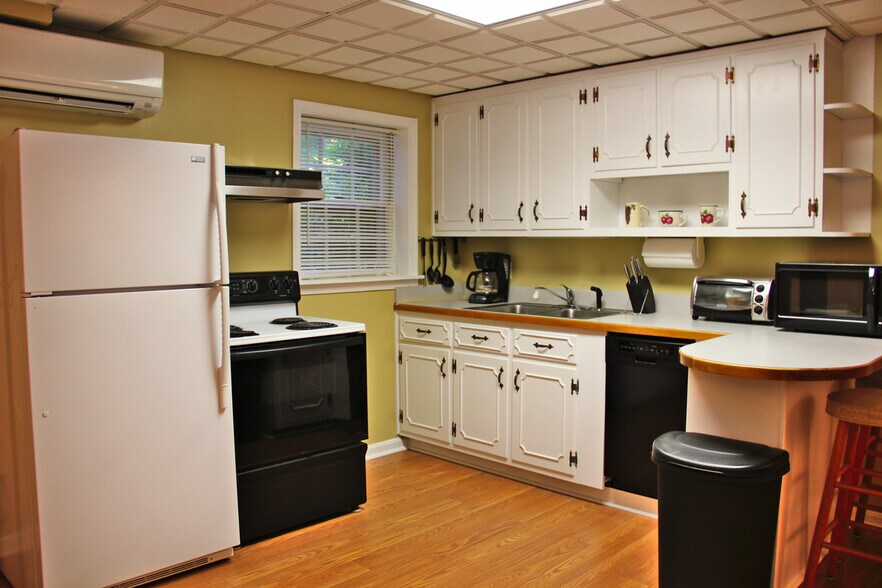 Full sized kitchen - 813 Spring Valley Drive