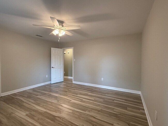 Building Photo - 200 Tallwood Dr