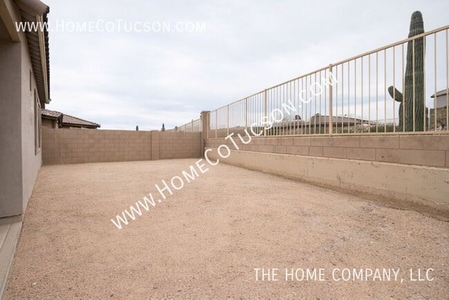 Building Photo - 955 W Calle Ronda