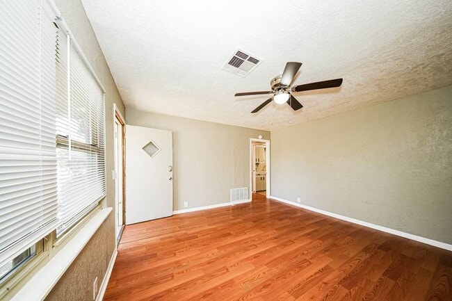 Building Photo - 4225 SE Elmhurst Ln