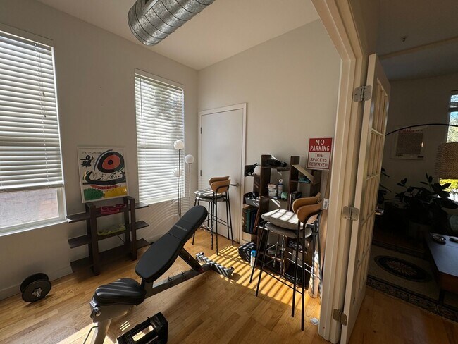 Building Photo - Charming 2BR Unit in Denver