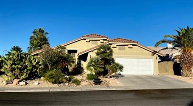 Building Photo - Beautiful single story home with pool.