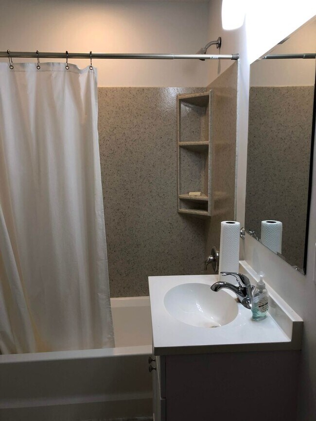 Building Photo - Beautiful 3 bedroom in Hyde Park neighborhood