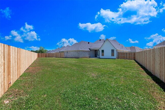 Building Photo - "Charming 3-Bed Retreat with Granite Elegance & Cozy Fireplace in Benton!"