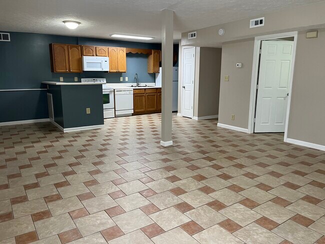 Building Photo - 464 E Red Bud Rd