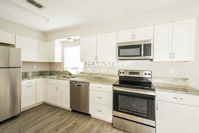 Building Photo - 4 Bedroom Pet-Friendly Home in ORLANDO, FL with Main Street Renewal