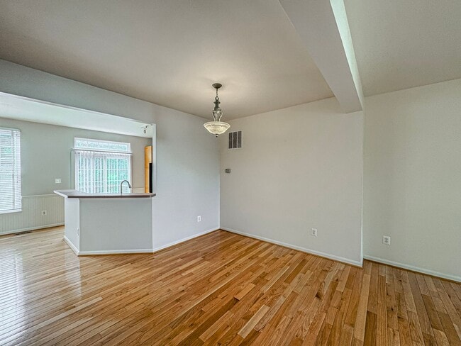 Building Photo - Gorgeous 3 Bed 2.5 Bath Interior Townhome ...