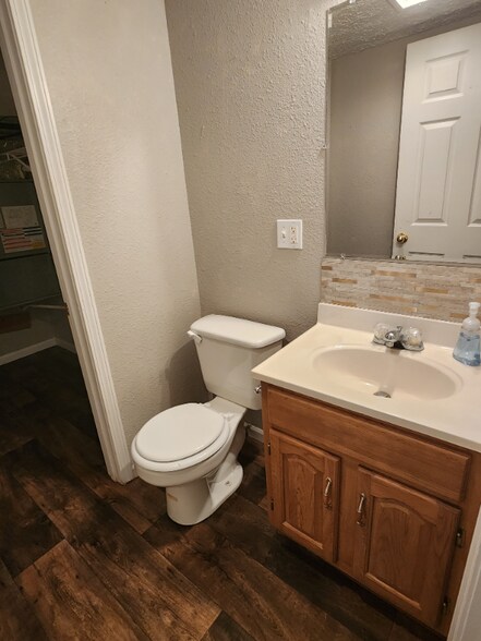 Building Photo - 2BED/1.5-2B15 BATH