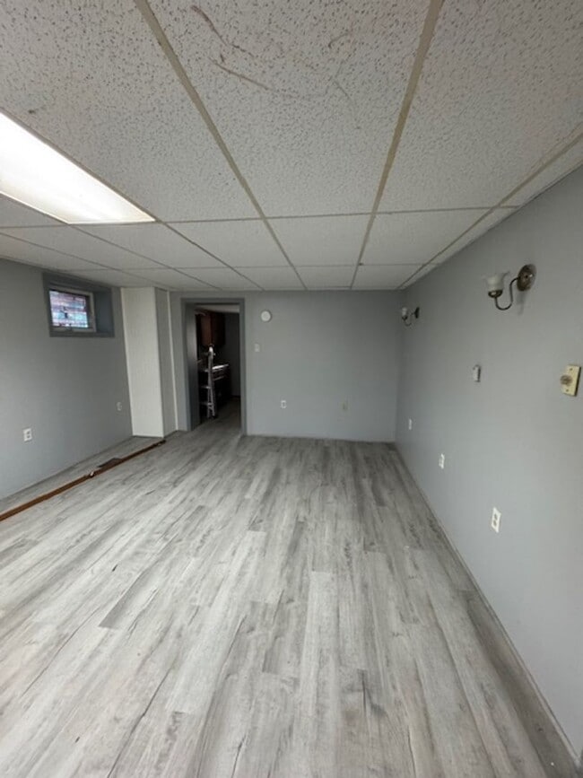 Building Photo - 3 Bedroom