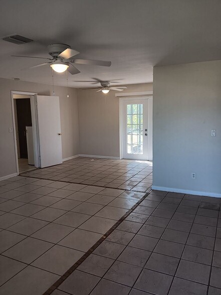 Building Photo - 3/2 Pool home available NOW