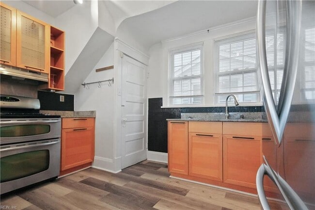 Building Photo - Classic 3 bedroom Home in the heart of Colonial Place