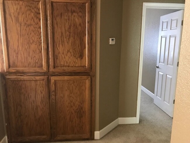 Building Photo - Large 4 bedroom 2.5 bath