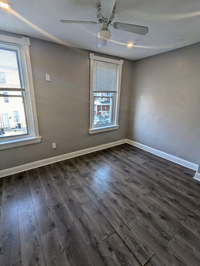 Building Photo - Large Carroll Park Home 3br/1.5ba w/ Washe...