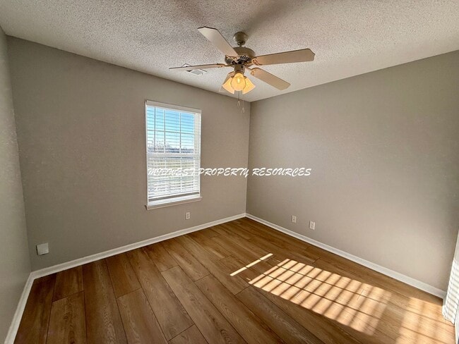 Building Photo - 3 Bedroom Ranch No Steps! | Midwest Property Resources, LLC