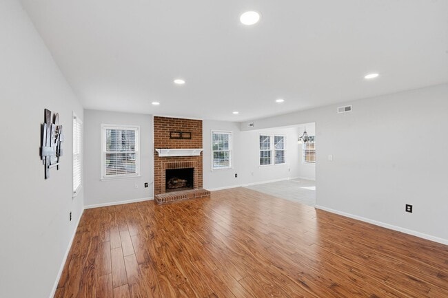 Building Photo - Don’t Miss This Beautiful 3BR Stone Orchard Home with Warm Wood Floors & Fireplace!