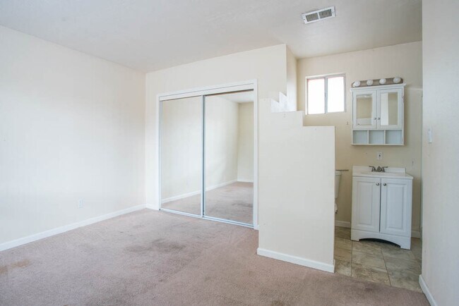 Building Photo - CLEAN CUTE SOUTH VALLEY 3 Bedroom  2 Bath