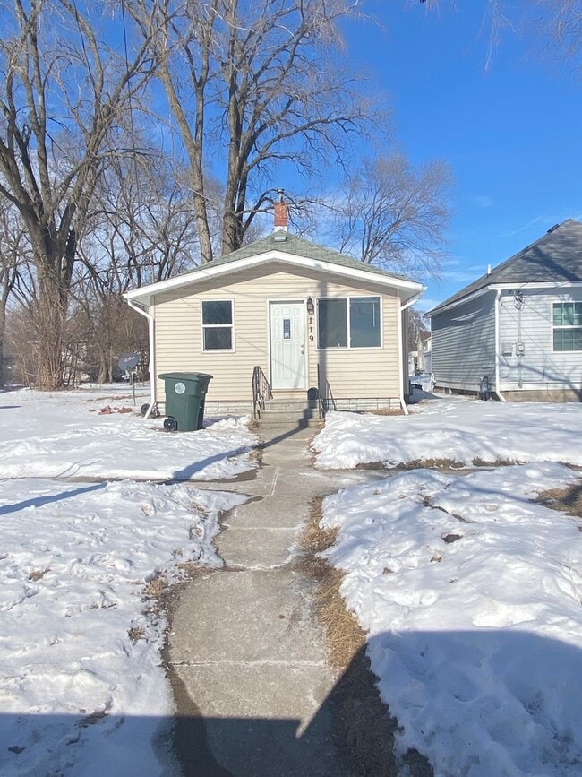 Building Photo - 3 Bed 1 Bath Home available March 1st