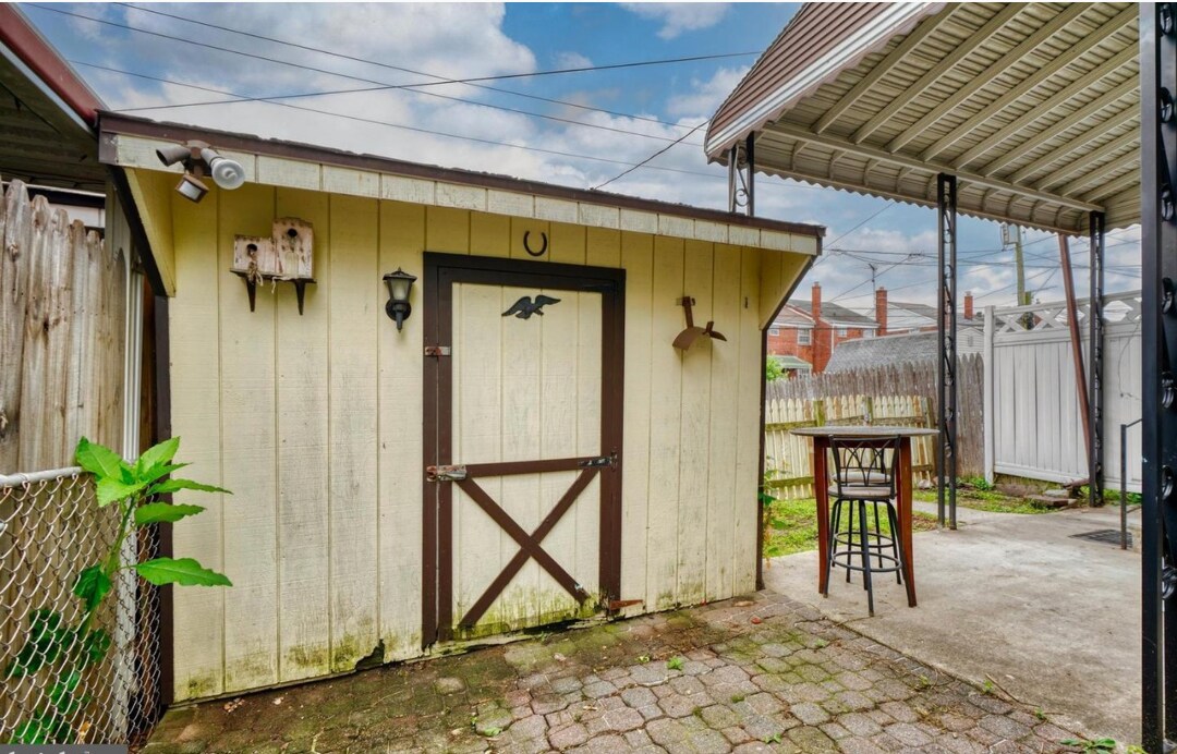 Building Photo - 1035 Arncliffe Rd