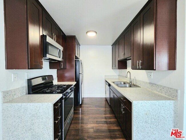 Building Photo - 639 Alexandria Ave