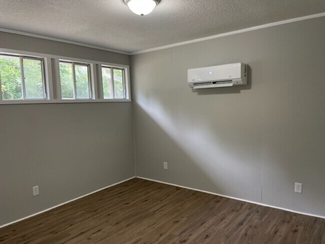 Building Photo - 1196