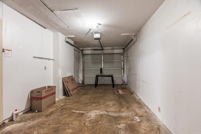 Building Photo - 19 Oak Forest Dr