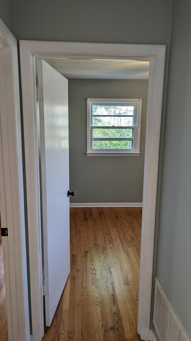 Building Photo - 732 Fairview Rd