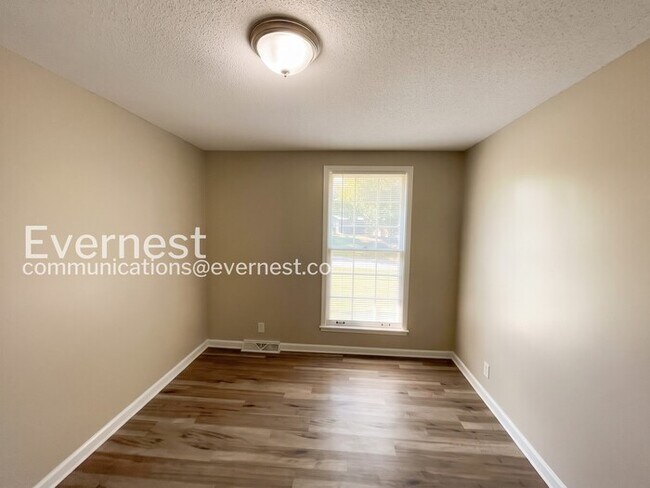 Building Photo - 3-Bedroom Home with Fenced Yard & Garage / Pet-Friendly / Available Now!