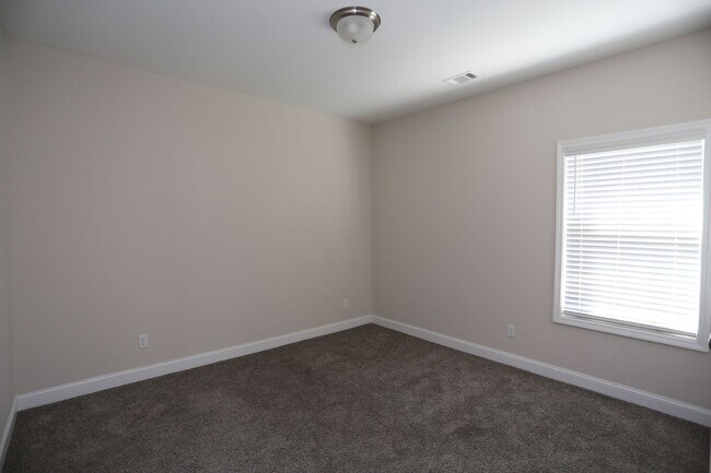 Building Photo - 3 Bedroom Brick House in SEB School District Available NOW