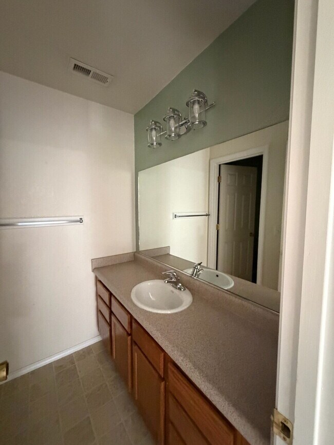 Building Photo - 825 Forest Glen #E