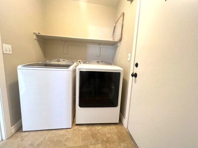 Building Photo - 3 bedroom, 2 bathroom home located in Henderson, NV!