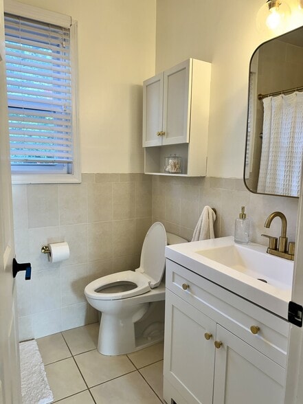 Building Photo - 66 King St