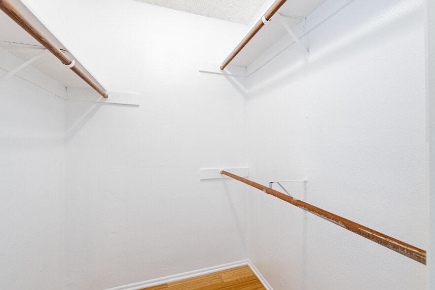 Building Photo - 1535 Granville Ave