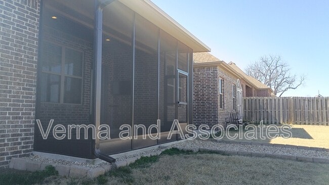 Building Photo - 1610 Sweetbriar Way