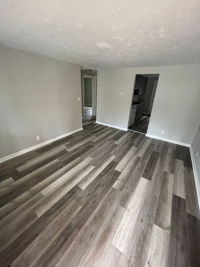 Building Photo - 2 Bedroom/1 Bathroom Carrollton Apartment