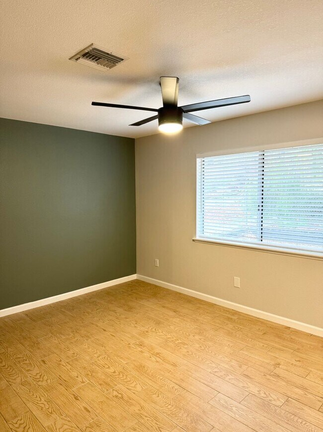 Building Photo - Great Views/3BED 2BATH/SOLAR/Move in ready