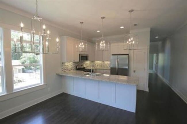 Building Photo - 224 W 5th Ave