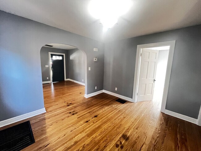 Building Photo - Spacious 3-Bedroom Home for Rent – Comfort...